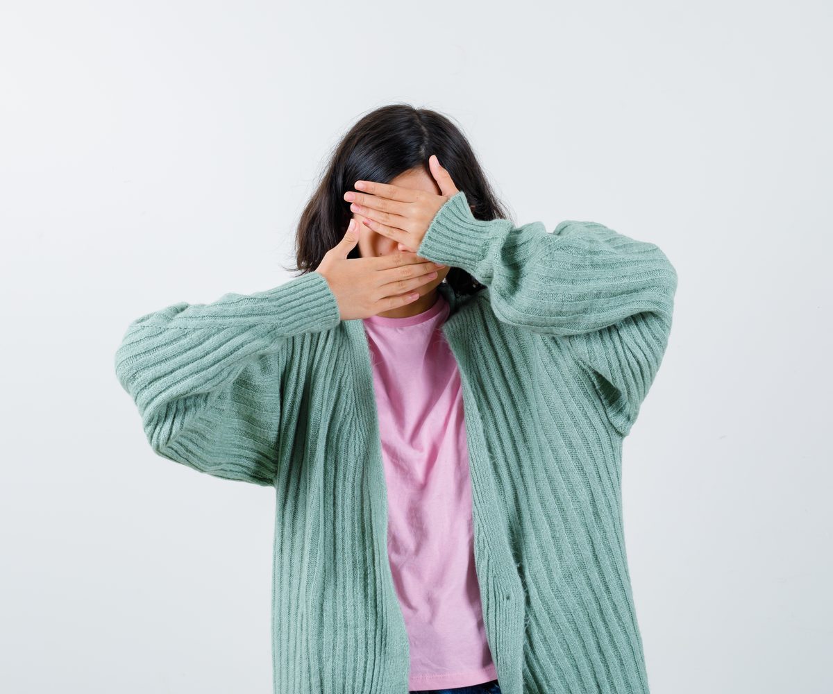 얼굴을 가린 인물 — 개인정보 보호를 상징